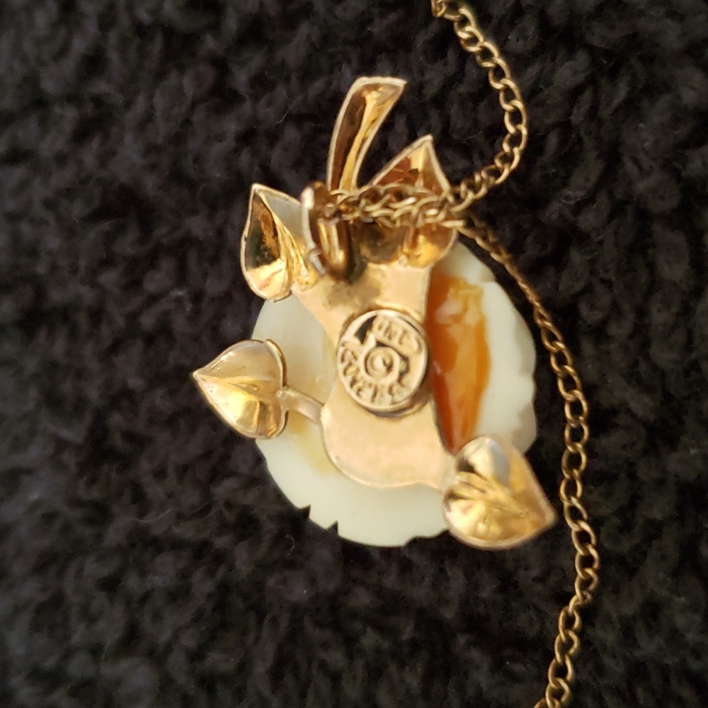 Vintage white rose necklace with earrings. - Picture 3 of 4